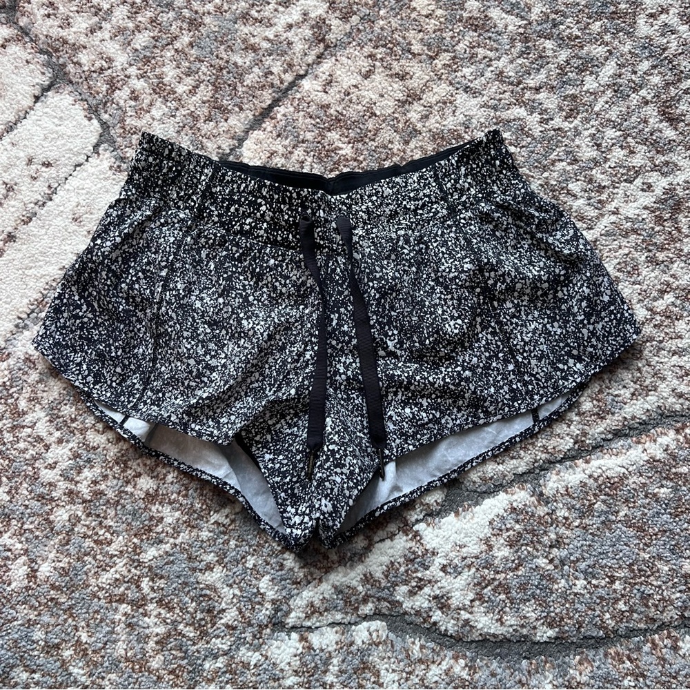 Lululemon Hotty Hot Short (Splatter Reflective) size 8 2.5”inseam